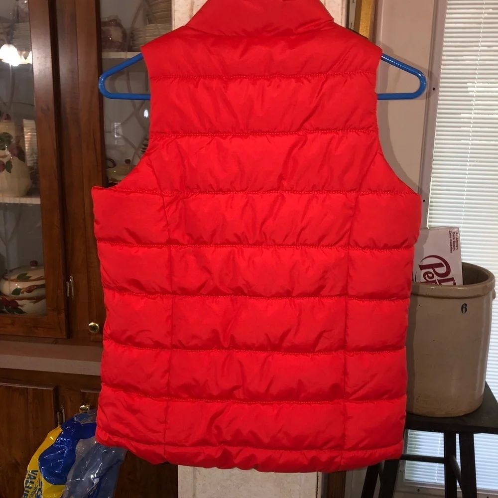 OLD NAVY SIZE MEDIUM 10/12 GIRLS RED PUFFER VRST IN EUC
